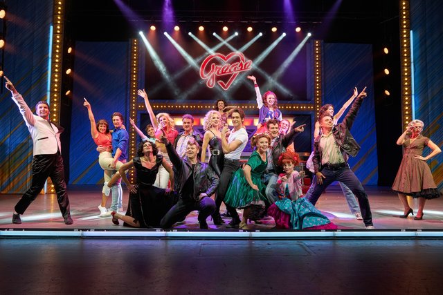 "Grease" erzählt eine der schönsten High School-Romanzen, die je die Bühnen dieser Welt erobert haben, brillant begleitet von furiosem Rock’n’Roll und Hits zum Mitsingen und Schwelgen. | Foto: Marcel Kohnen