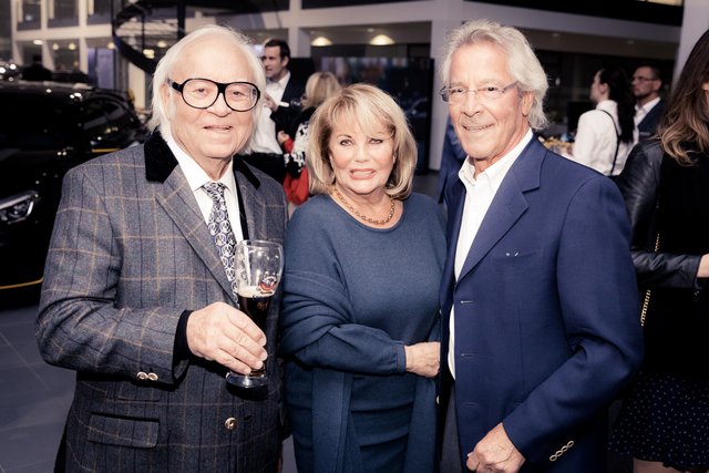 ,,Erdinger Weißbräu"-Legende Werner Brombach (links) mit Kultwirtin Sissy Kleinke-Kühnel und Apotheker Werner Kühnel. | Foto: © Manuel Reger