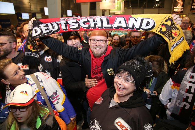 Rund 700 Fans der Nürnberger Ice Tigers feierten die Ankunft der drei Silbermedaillengewinner Patrick Reimer, Yasin Ehliz und Leo Pföderl, die mit der Deutschen Olympia Eishockeymannschaft in Pyeongchang einen historischen zweiten Platz im Eishockey belegten. | Foto: Jürgen Friedrich