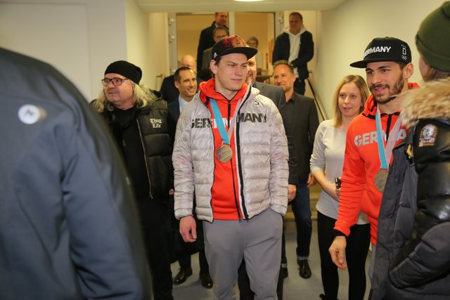 Rund 700 Fans der Nürnberger Ice Tigers feierten die Ankunft der drei Silbermedaillengewinner Patrick Reimer, Yasin Ehliz und Leo Pföderl, die mit der Deutschen Olympia Eishockeymannschaft in Pyeongchang einen historischen zweiten Platz im Eishockey belegten. | Foto: Jürgen Friedrich