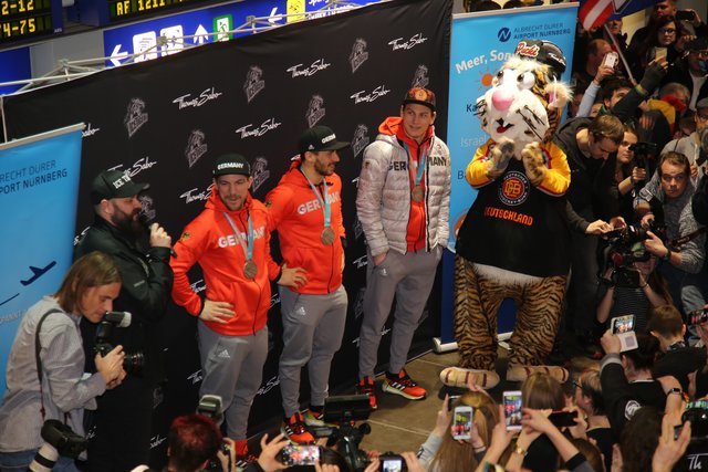 Rund 700 Fans der Nürnberger Ice Tigers feierten die Ankunft der drei Silbermedaillengewinner Patrick Reimer, Yasin Ehliz und Leo Pföderl, die mit der Deutschen Olympia Eishockeymannschaft in Pyeongchang einen historischen zweiten Platz im Eishockey belegten. | Foto: Jürgen Friedrich