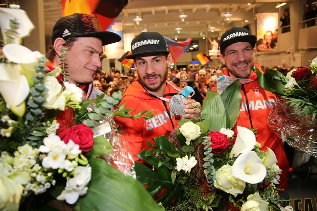 Rund 700 Fans der Nürnberger Ice Tigers feierten die Ankunft der drei Silbermedaillengewinner Patrick Reimer, Yasin Ehliz und Leo Pföderl, die mit der Deutschen Olympia Eishockeymannschaft in Pyeongchang einen historischen zweiten Platz im Eishockey belegten. | Foto: Jürgen Friedrich