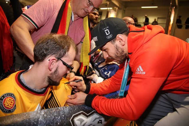 Rund 700 Fans der Nürnberger Ice Tigers feierten die Ankunft der drei Silbermedaillengewinner Patrick Reimer, Yasin Ehliz und Leo Pföderl, die mit der Deutschen Olympia Eishockeymannschaft in Pyeongchang einen historischen zweiten Platz im Eishockey belegten. | Foto: Jürgen Friedrich