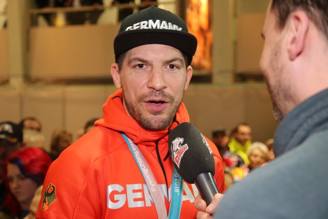 Rund 700 Fans der Nürnberger Ice Tigers feierten die Ankunft der drei Silbermedaillengewinner Patrick Reimer, Yasin Ehliz und Leo Pföderl, die mit der Deutschen Olympia Eishockeymannschaft in Pyeongchang einen historischen zweiten Platz im Eishockey belegten. | Foto: Jürgen Friedrich