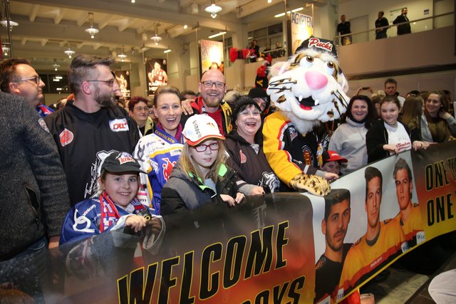 Rund 700 Fans der Nürnberger Ice Tigers feierten die Ankunft der drei Silbermedaillengewinner Patrick Reimer, Yasin Ehliz und Leo Pföderl, die mit der Deutschen Olympia Eishockeymannschaft in Pyeongchang einen historischen zweiten Platz im Eishockey belegten. | Foto: Jürgen Friedrich