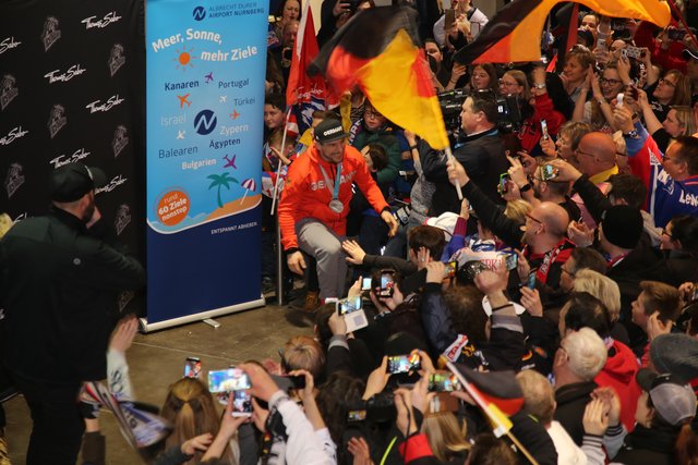 Rund 700 Fans der Nürnberger Ice Tigers feierten die Ankunft der drei Silbermedaillengewinner Patrick Reimer, Yasin Ehliz und Leo Pföderl, die mit der Deutschen Olympia Eishockeymannschaft in Pyeongchang einen historischen zweiten Platz im Eishockey belegten. | Foto: Jürgen Friedrich