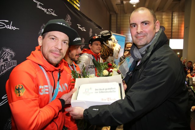 Torte zur Begrüßung: Rund 700 Fans der Nürnberger Ice Tigers feierten die Ankunft der drei Silbermedaillengewinner Patrick Reimer, Yasin Ehliz und Leo Pföderl, die mit der Deutschen Olympia Eishockeymannschaft in Pyeongchang einen historischen zweiten Platz im Eishockey belegten. | Foto: Jürgen Friedrich