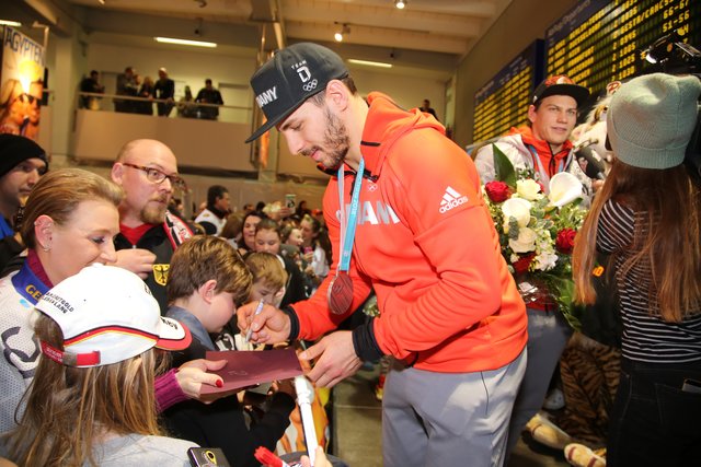 Rund 700 Fans der Nürnberger Ice Tigers feierten die Ankunft der drei Silbermedaillengewinner Patrick Reimer, Yasin Ehliz und Leo Pföderl, die mit der Deutschen Olympia Eishockeymannschaft in Pyeongchang einen historischen zweiten Platz im Eishockey belegten. | Foto: Jürgen Friedrich