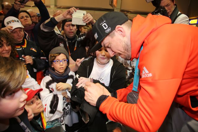Rund 700 Fans der Nürnberger Ice Tigers feierten die Ankunft der drei Silbermedaillengewinner Patrick Reimer, Yasin Ehliz und Leo Pföderl, die mit der Deutschen Olympia Eishockeymannschaft in Pyeongchang einen historischen zweiten Platz im Eishockey belegten. | Foto: Jürgen Friedrich