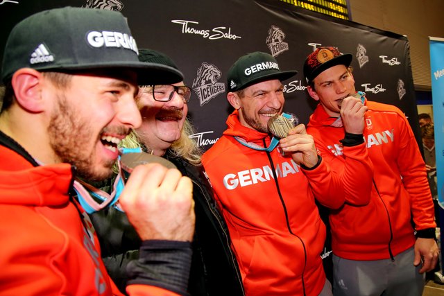 Rund 700 Fans der Nürnberger Ice Tigers feierten die Ankunft der drei Silbermedaillengewinner Patrick Reimer, Yasin Ehliz und Leo Pföderl, die mit der Deutschen Olympia Eishockeymannschaft in Pyeongchang einen historischen zweiten Platz im Eishockey belegten. | Foto: Jürgen Friedrich