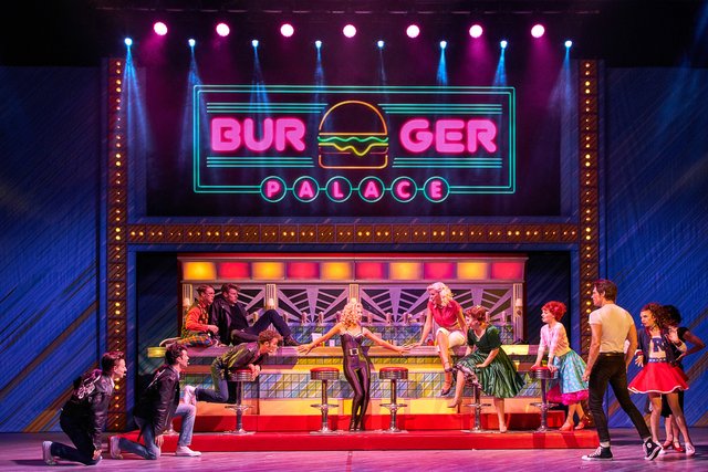 "Grease" erzählt eine der schönsten High School-Romanzen, die je die Bühnen dieser Welt erobert haben, brillant begleitet von furiosem Rock’n’Roll und Hits zum Mitsingen und Schwelgen. | Foto: Marcel Kohnen
