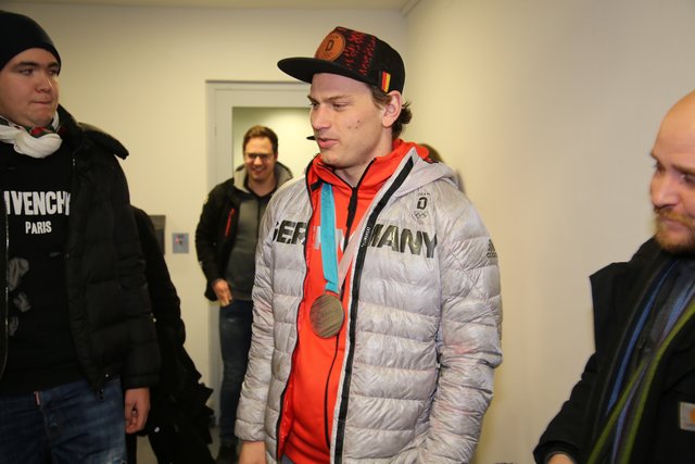 Rund 700 Fans der Nürnberger Ice Tigers feierten die Ankunft der drei Silbermedaillengewinner Patrick Reimer, Yasin Ehliz und Leo Pföderl, die mit der Deutschen Olympia Eishockeymannschaft in Pyeongchang einen historischen zweiten Platz im Eishockey belegten. | Foto: Jürgen Friedrich