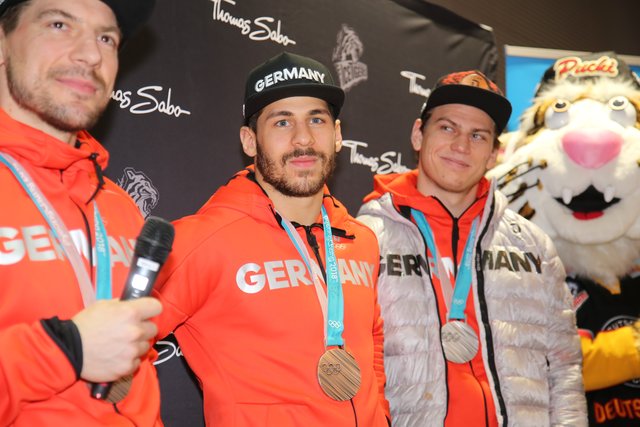 Rund 700 Fans der Nürnberger Ice Tigers feierten die Ankunft der drei Silbermedaillengewinner Patrick Reimer, Yasin Ehliz und Leo Pföderl, die mit der Deutschen Olympia Eishockeymannschaft in Pyeongchang einen historischen zweiten Platz im Eishockey belegten. | Foto: Jürgen Friedrich