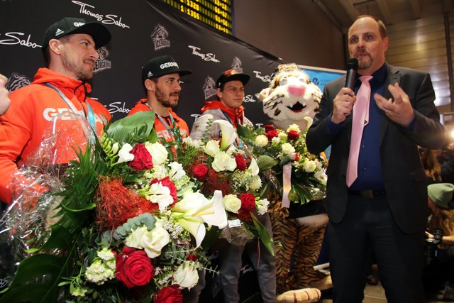 Rund 700 Fans der Nürnberger Ice Tigers feierten die Ankunft der drei Silbermedaillengewinner Patrick Reimer, Yasin Ehliz und Leo Pföderl, die mit der Deutschen Olympia Eishockeymannschaft in Pyeongchang einen historischen zweiten Platz im Eishockey belegten. | Foto: Jürgen Friedrich