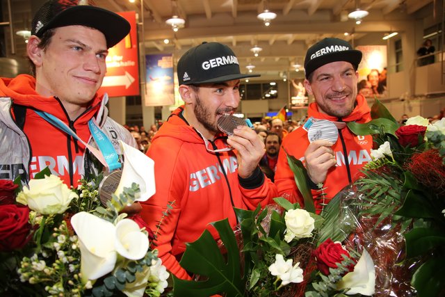 Rund 700 Fans der Nürnberger Ice Tigers feierten die Ankunft der drei Silbermedaillengewinner Patrick Reimer, Yasin Ehliz und Leo Pföderl, die mit der Deutschen Olympia Eishockeymannschaft in Pyeongchang einen historischen zweiten Platz im Eishockey belegten. | Foto: Jürgen Friedrich
