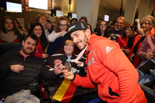 Rund 700 Fans der Nürnberger Ice Tigers feierten die Ankunft der drei Silbermedaillengewinner Patrick Reimer, Yasin Ehliz und Leo Pföderl, die mit der Deutschen Olympia Eishockeymannschaft in Pyeongchang einen historischen zweiten Platz im Eishockey belegten. | Foto: Jürgen Friedrich