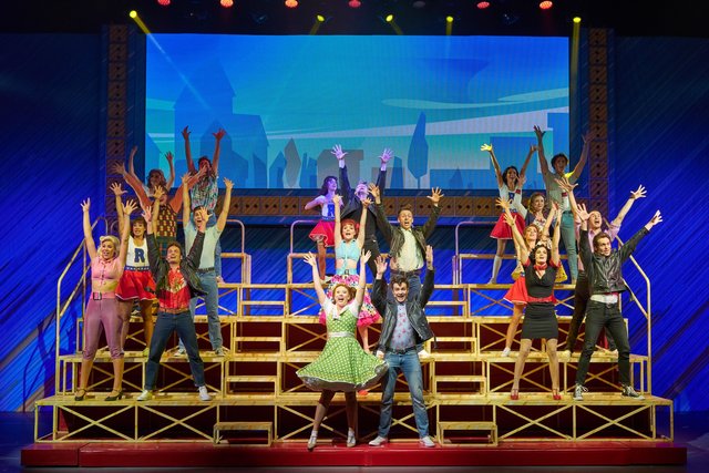 "Grease" erzählt eine der schönsten High School-Romanzen, die je die Bühnen dieser Welt erobert haben, brillant begleitet von furiosem Rock’n’Roll und Hits zum Mitsingen und Schwelgen. | Foto: Marcel Kohnen