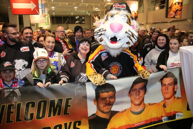 Rund 700 Fans der Nürnberger Ice Tigers feierten die Ankunft der drei Silbermedaillengewinner Patrick Reimer, Yasin Ehliz und Leo Pföderl, die mit der Deutschen Olympia Eishockeymannschaft in Pyeongchang einen historischen zweiten Platz im Eishockey belegten. | Foto: Jürgen Friedrich