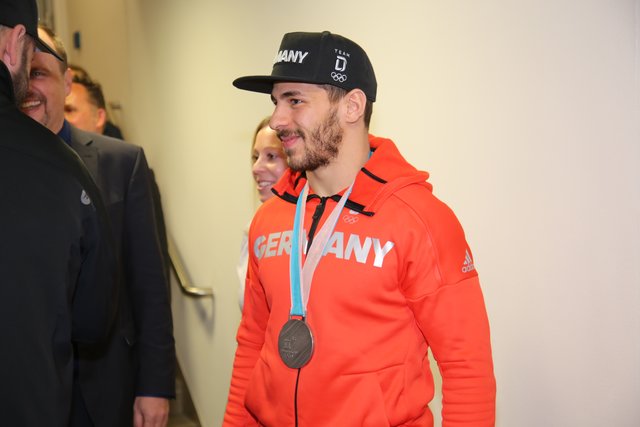 Rund 700 Fans der Nürnberger Ice Tigers feierten die Ankunft der drei Silbermedaillengewinner Patrick Reimer, Yasin Ehliz und Leo Pföderl, die mit der Deutschen Olympia Eishockeymannschaft in Pyeongchang einen historischen zweiten Platz im Eishockey belegten. | Foto: Jürgen Friedrich