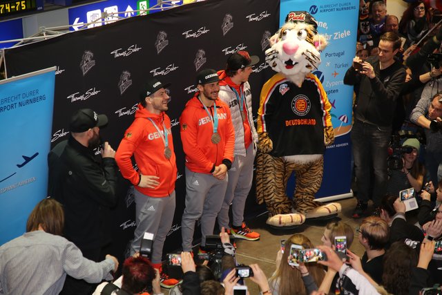 Rund 700 Fans der Nürnberger Ice Tigers feierten die Ankunft der drei Silbermedaillengewinner Patrick Reimer, Yasin Ehliz und Leo Pföderl, die mit der Deutschen Olympia Eishockeymannschaft in Pyeongchang einen historischen zweiten Platz im Eishockey belegten. | Foto: Jürgen Friedrich