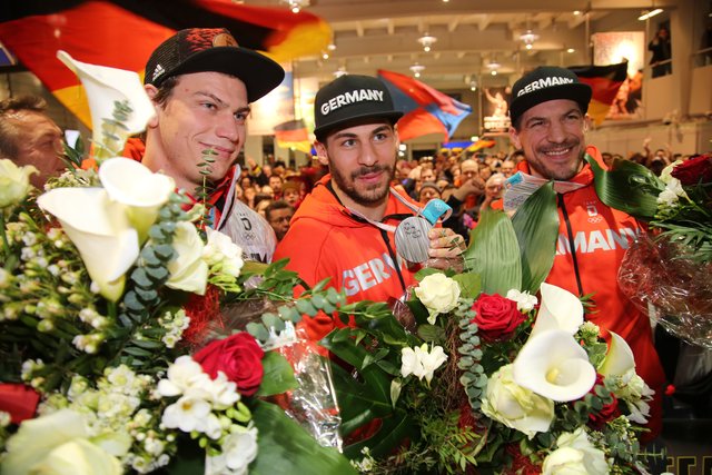 Rund 700 Fans der Nürnberger Ice Tigers feierten die Ankunft der drei Silbermedaillengewinner Patrick Reimer, Yasin Ehliz und Leo Pföderl, die mit der Deutschen Olympia Eishockeymannschaft in Pyeongchang einen historischen zweiten Platz im Eishockey belegten. | Foto: Jürgen Friedrich