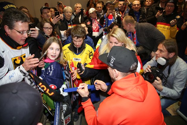 Rund 700 Fans der Nürnberger Ice Tigers feierten die Ankunft der drei Silbermedaillengewinner Patrick Reimer, Yasin Ehliz und Leo Pföderl, die mit der Deutschen Olympia Eishockeymannschaft in Pyeongchang einen historischen zweiten Platz im Eishockey belegten. | Foto: Jürgen Friedrich