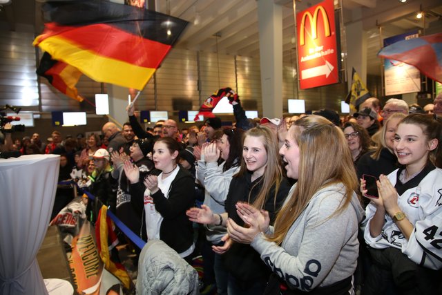 Rund 700 Fans der Nürnberger Ice Tigers feierten die Ankunft der drei Silbermedaillengewinner Patrick Reimer, Yasin Ehliz und Leo Pföderl, die mit der Deutschen Olympia Eishockeymannschaft in Pyeongchang einen historischen zweiten Platz im Eishockey belegten. | Foto: Jürgen Friedrich