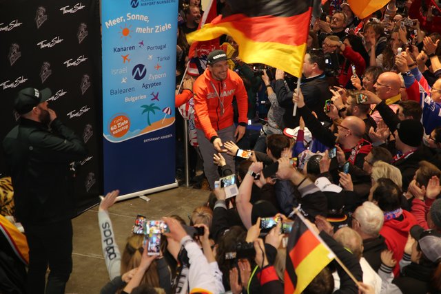 Rund 700 Fans der Nürnberger Ice Tigers feierten die Ankunft der drei Silbermedaillengewinner Patrick Reimer, Yasin Ehliz und Leo Pföderl, die mit der Deutschen Olympia Eishockeymannschaft in Pyeongchang einen historischen zweiten Platz im Eishockey belegten. | Foto: Jürgen Friedrich