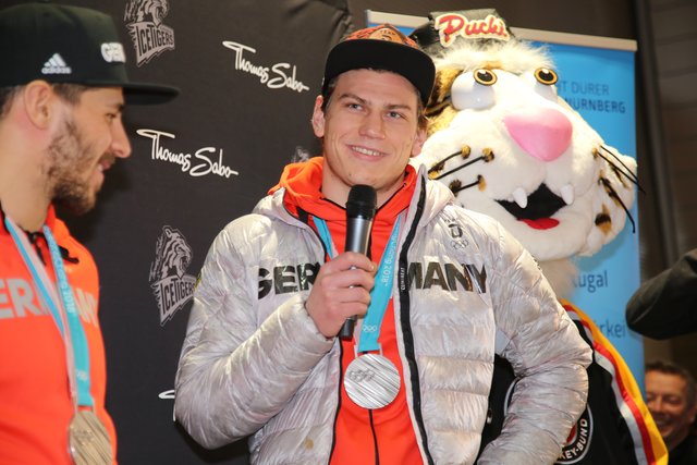 Rund 700 Fans der Nürnberger Ice Tigers feierten die Ankunft der drei Silbermedaillengewinner Patrick Reimer, Yasin Ehliz und Leo Pföderl, die mit der Deutschen Olympia Eishockeymannschaft in Pyeongchang einen historischen zweiten Platz im Eishockey belegten. | Foto: Jürgen Friedrich