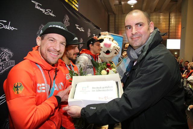 Foto: Juergen Friedrich, Germany,   Motiv:                Beschreibung: Rund 700 Fans der Nuernberger Icetigers feierten die Ankunft der 3 Silbermedaillengewinner   Patrick Reimer, Yasin Ehliz und Leo Pföderl die mit der deutschen Olympia Eishockeymannschaft in Pyeongchang einen historischen zweiten Platz im Eishockey belegten. | Foto: Jürgen Friedrich