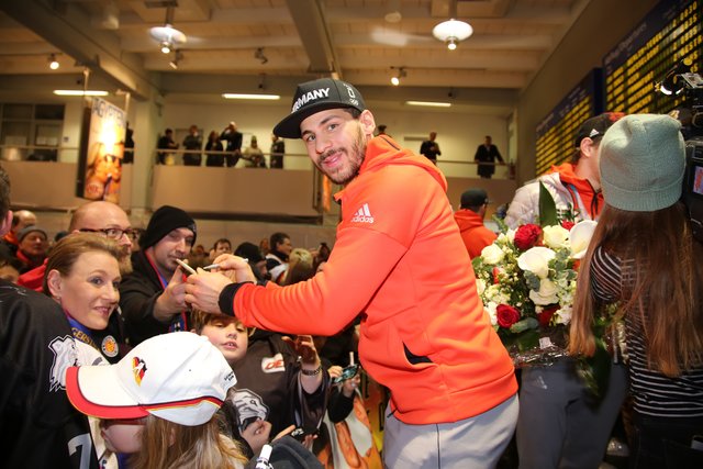 Rund 700 Fans der Nürnberger Ice Tigers feierten die Ankunft der drei Silbermedaillengewinner Patrick Reimer, Yasin Ehliz und Leo Pföderl, die mit der Deutschen Olympia Eishockeymannschaft in Pyeongchang einen historischen zweiten Platz im Eishockey belegten. | Foto: Jürgen Friedrich