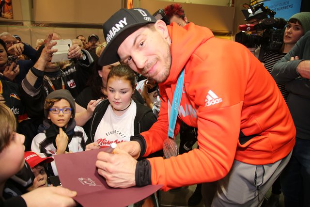Rund 700 Fans der Nürnberger Ice Tigers feierten die Ankunft der drei Silbermedaillengewinner Patrick Reimer, Yasin Ehliz und Leo Pföderl, die mit der Deutschen Olympia Eishockeymannschaft in Pyeongchang einen historischen zweiten Platz im Eishockey belegten. | Foto: Jürgen Friedrich