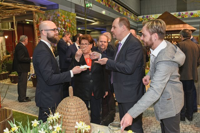 Eröffnungsrundgang der Freizeit Messe 2018 mit Messechef Henning Könicke, Landtagspräsidentin Barbara Stamm, Bürgermeister Christian Vogel und Landtagskandidat (SPD) Marcel Schneider (v.l.). | Foto: freizeitmesse.de