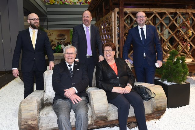 Eröffnung Freizeit Messe Nürnberg 2018 mit Thilo (l.) und Henning Könicke (r.,AFAG), Bürgermeister Christian Vogel (Mitte) sowie Heiko Könicke (Senior-Chef AFAG) und Landtagspräsidentin Barbara Stamm. | Foto: freizeitmesse.de