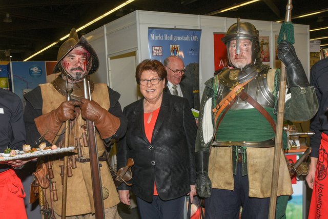 Barbara Stamm beim Eröffnungsrundgang der Freizeit Messe Nürnberg 2018. | Foto: freizeitmesse.de