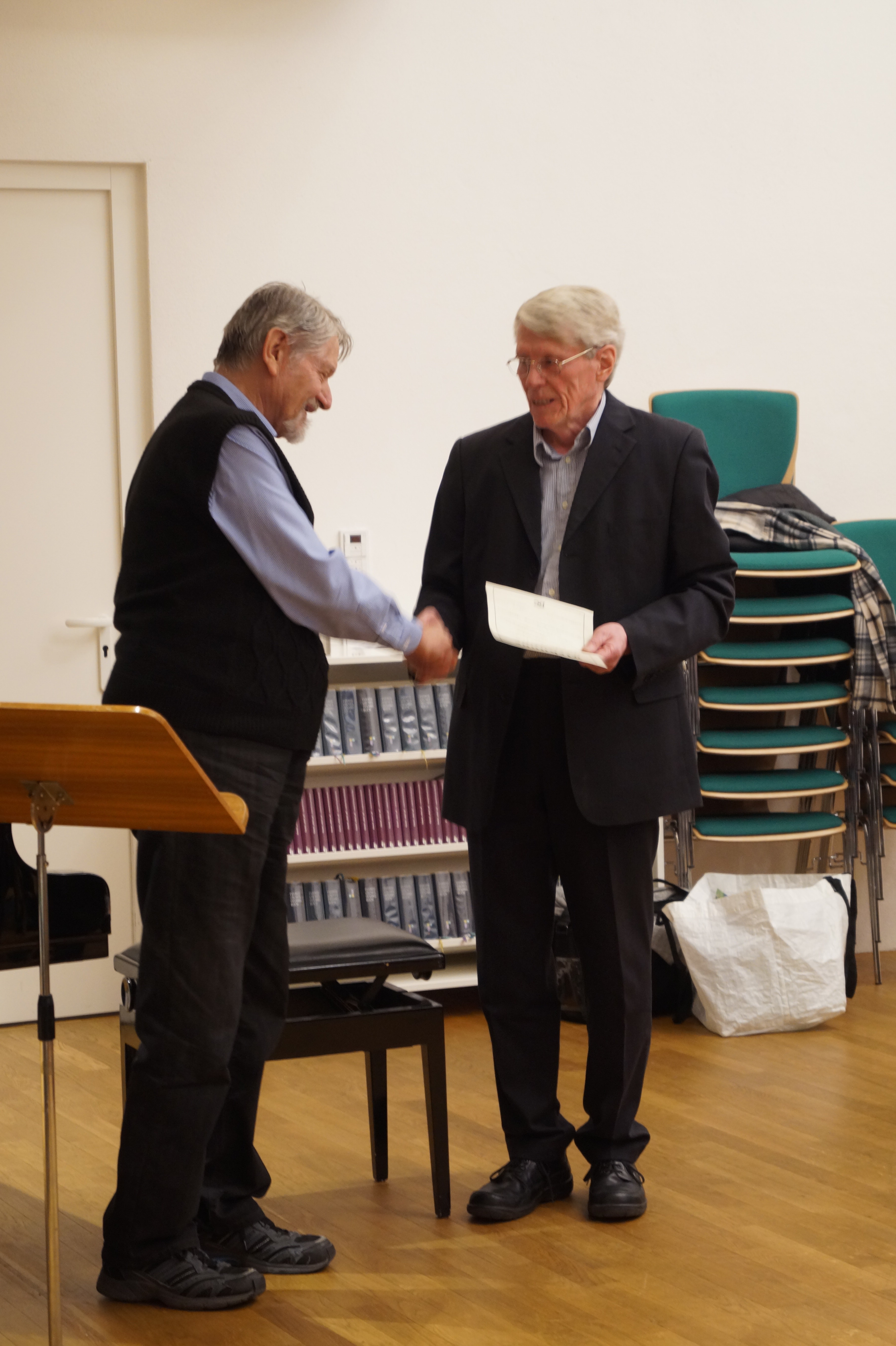 Feierliche Überreichung der Ehrenurkunde an F. Treiber durch den Vorsitzenden H. Levin (Foto:v.Streit)