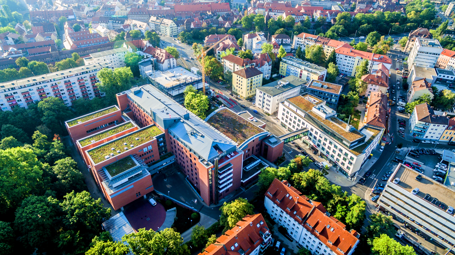 Die Erler-Klinik - hier aus der Vogelperspektive - bekommt zwei zusätzliche OP-Säle.