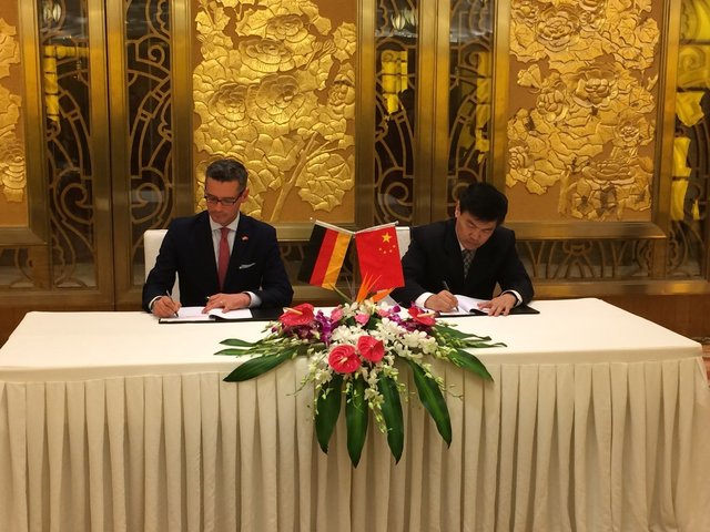 Wirtschaftsreferent Dr. Michael Fraas (l.) und Oberbürgermeister Luo Qiang unterzeichnen im November 2017 die Wirtschaftskooperation zwischen Nürnberg und Chengdu.