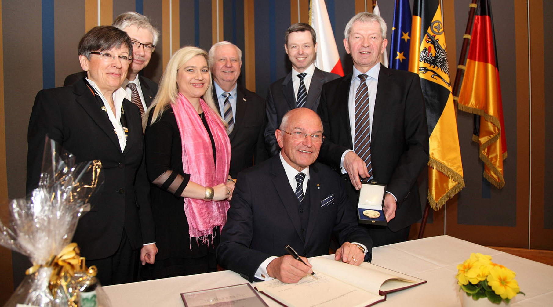 Zahlreiche Ehrengäste kamen ins Landratsamt nach Bamberg um Dr. Günther Denzler (sitzend) zum Geburtstag und zur Verleihung der Ehrenmedaille des Landkreises in Gold zu gratulieren.