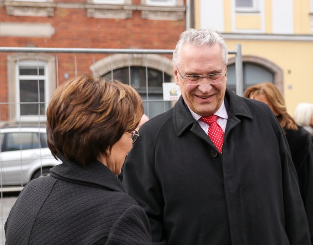 Die Bayerische Sozialministerin Emilia Müller begrüßt den Bayerischen Bau- und Innenminister Joachim Herrmann auf der Baustelle in der Roonstraße. | Foto: Nicole Fuchsbauer