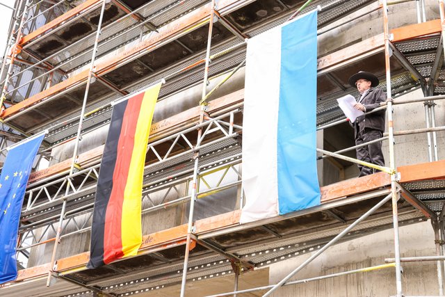 Dipl.-Ing. Günther Hofbeck (Geschäftsführer Mickan Bau) bei seinem Richtspruch für das neue Zentrum Bayern Familie und Soziales in der Roonstraße. Das Unternehmen hat den Rohbau erstellt. | Foto: Nicole Fuchsbauer