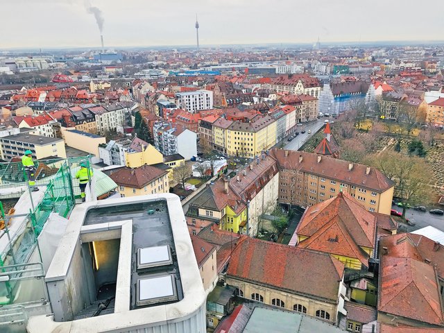 So sieht die Rothenburger Straße von oben aus. Rechts im Bild der Rochusfriedhof. Foto: © Peter Maskow