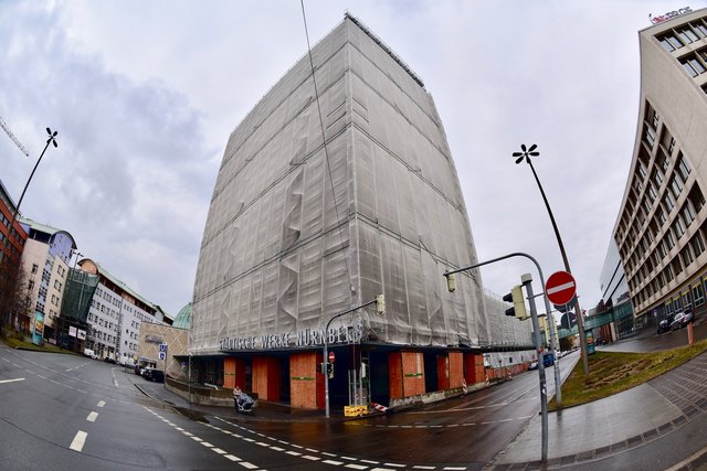 15 Stockwerke, 56 Meter Höhe: Das Plärrer-Hochhaus ist das Symbol für den Wiederaufbau Nürnbergs nach dem Zweiten Weltkrieg. Momentan ist es eine Mega-Baustelle. Foto: © Peter Maskow
