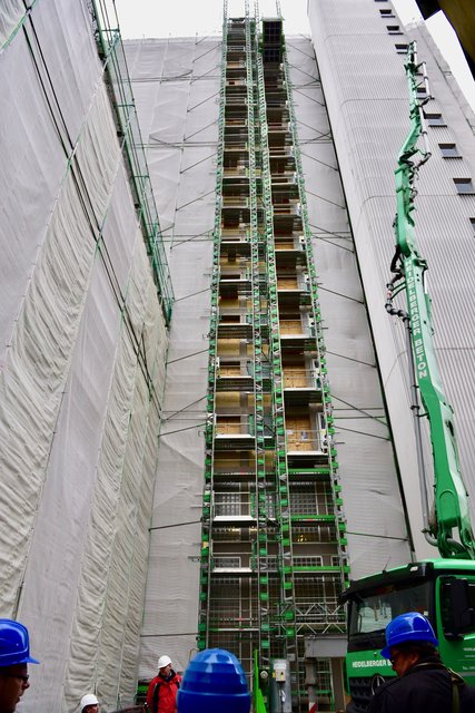 Zwei Lastenaufzüge hängen an der 56 Meter Hohen Fassade. Foto: © Peter Maskow