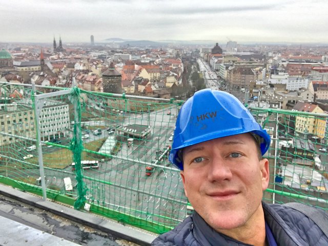 MarktSpiegel Chefredakteur Peter Maskow wagt für die MarktSpiegel-Leserinnen und -Leser gut behütet den Weg ganz nach oben auf das Plärrer-Hochhaus. | Foto: © Peter Maskow