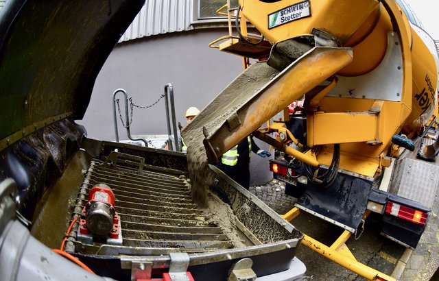 Der frische Beton läuft in die Pumpe. Mit bis zu 67 Bar Druck wird er dann in die Höhe befördert! Foto: © Peter Maskow