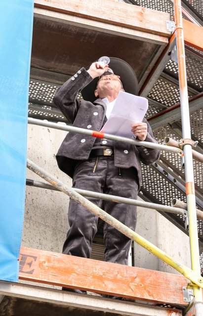 Dipl.-Ing. Günther Hofbeck (Geschäftsführer Mickan Bau) bei seinem Richtspruch für das neue Zentrum Bayern Familie und Soziales in der Roonstraße. Das Unternehmen hat den Rohbau erstellt. | Foto: Nicole Fuchsbauer