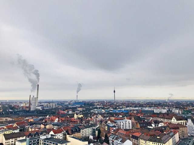 Die Aussicht in Richtung Schweinau – mit dem Kraftwerk Sandreuth (links) und dem Fernmeldeturm in der Skyline. Foto: © Peter Maskow