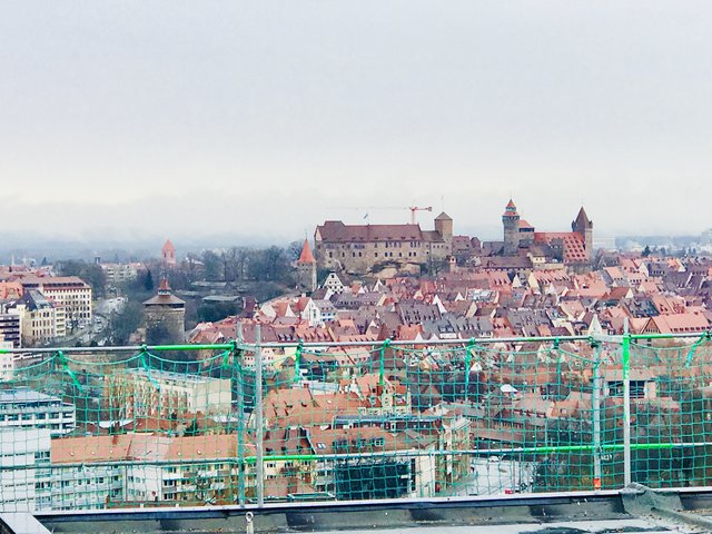 Die Kaiserburg hat man vom N-ERGIE-Hochhaus aus betrachtet quasi ,,auf Augenhöhe". Foto: © Peter Maskow
