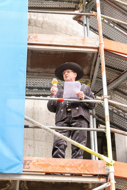 Dipl.-Ing. Günther Hofbeck (Geschäftsführer Mickan Bau) bei seinem Richtspruch für das neue Zentrum Bayern Familie und Soziales in der Roonstraße. Das Unternehmen hat den Rohbau erstellt. | Foto: Nicole Fuchsbauer